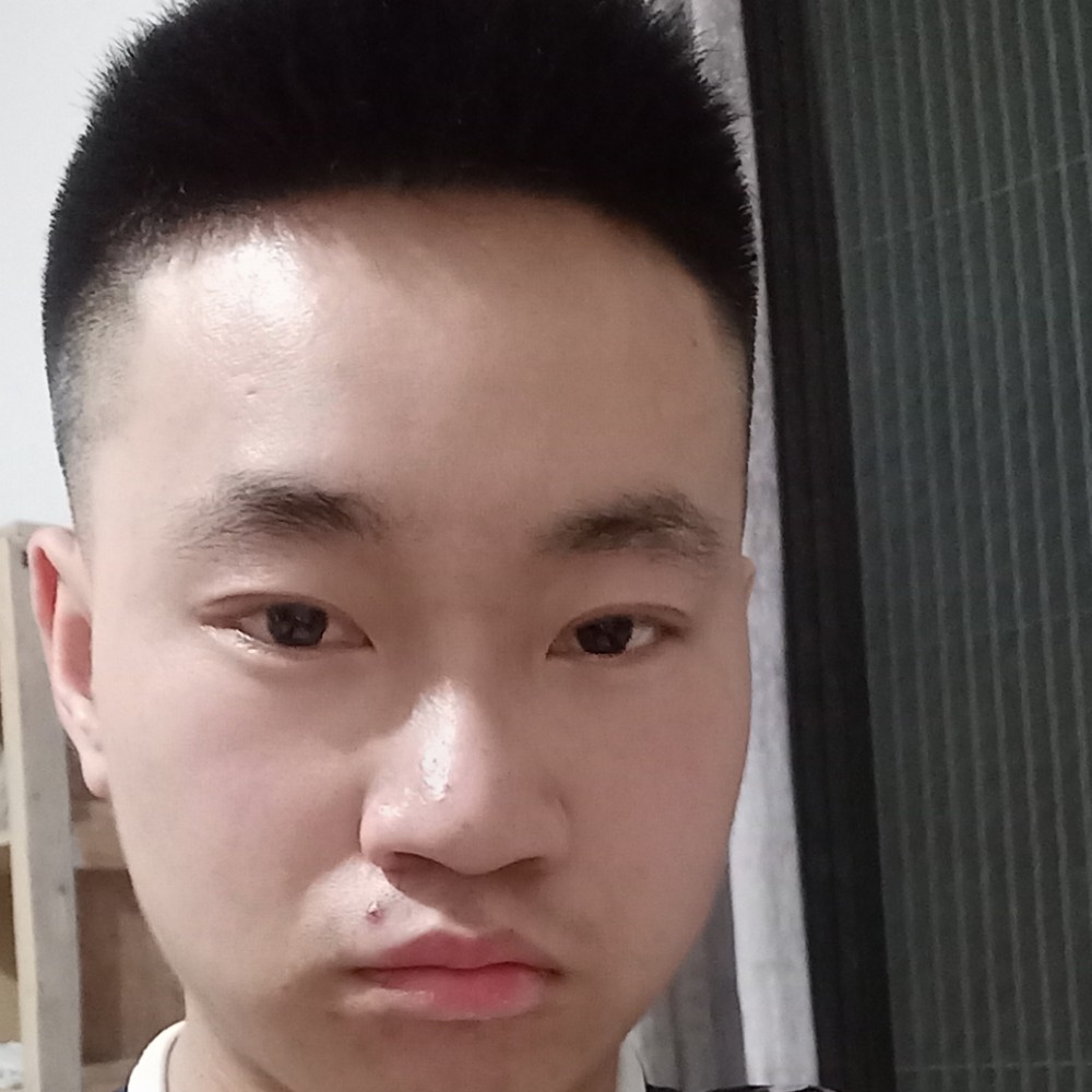 项链扯高挑的照片