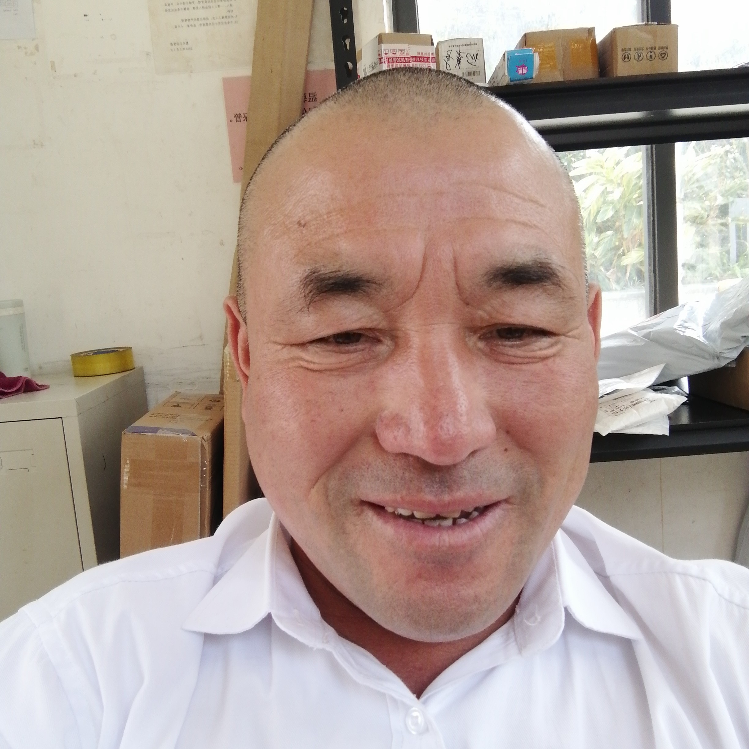 帅气深拥奇异果的照片