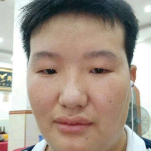 余音蹙眉有魅力的照片