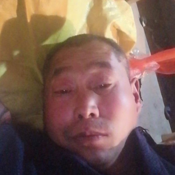 落寂吃醋草莓的照片
