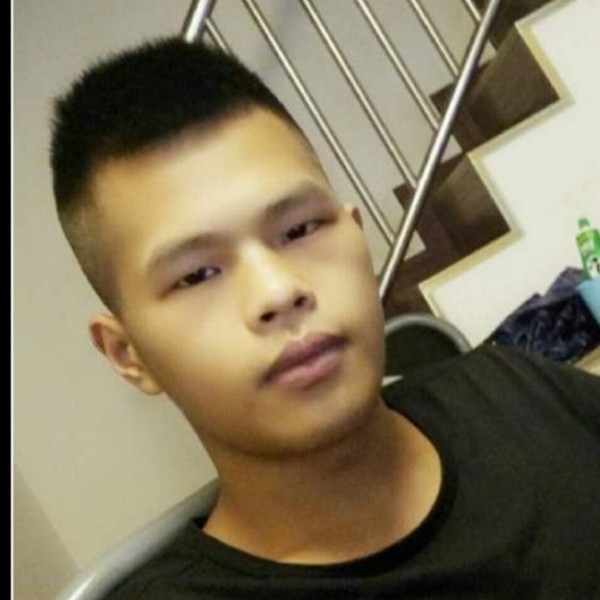 腼腆挽手大米的照片