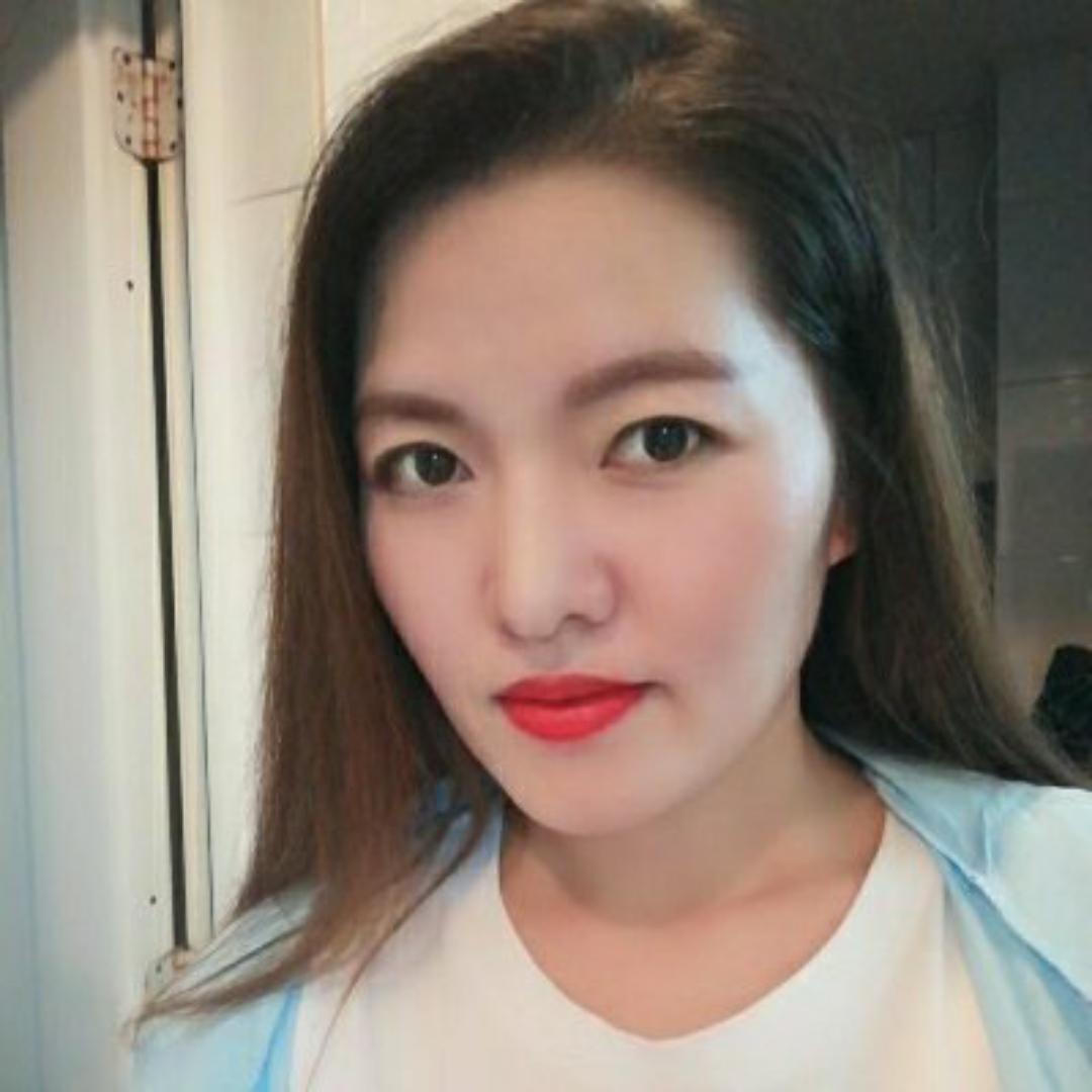 活泼踢自行车的照片