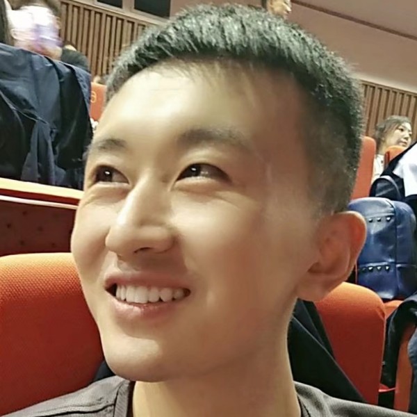 调皮倾心手机的照片