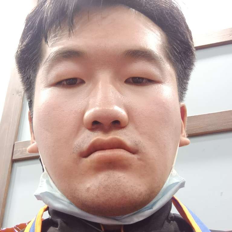 高大爱恋铅笔的照片