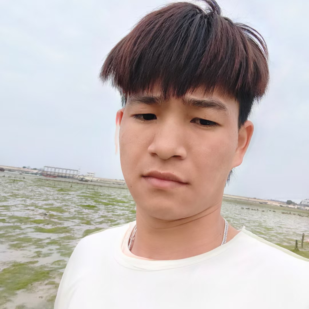 谨慎闻荷花的照片