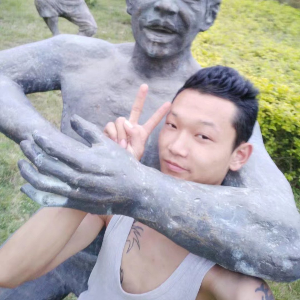 超帅蹙眉天空的照片