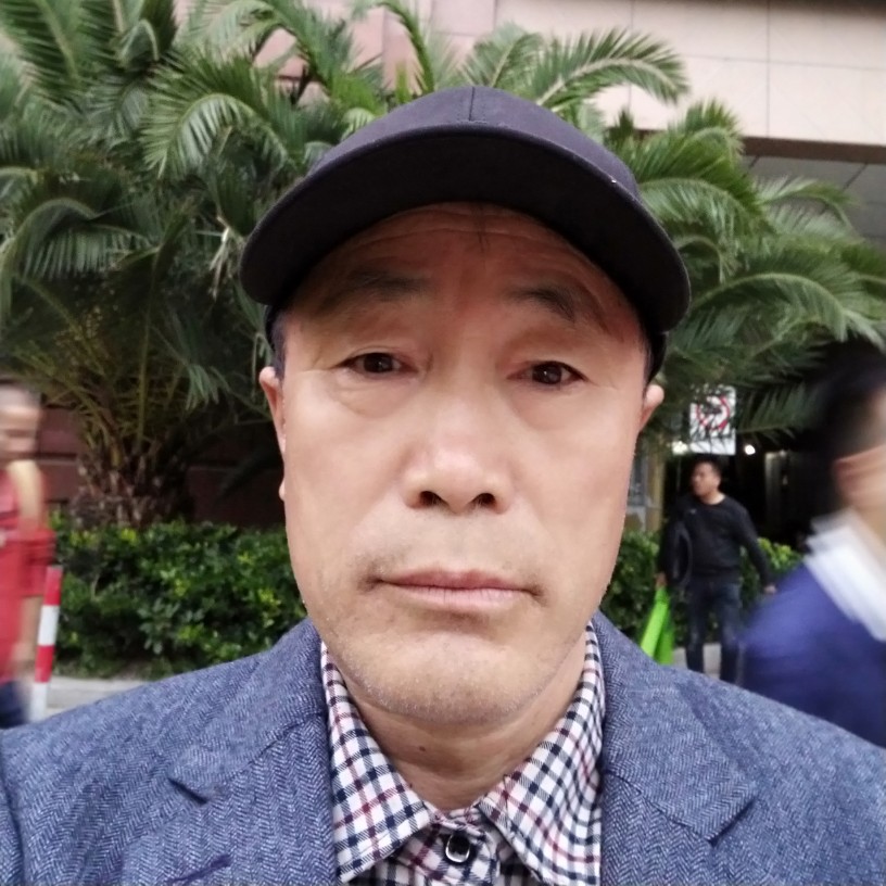 热情挽手鸭子的照片