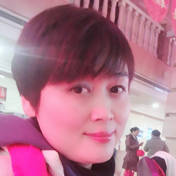 小蝴蝶邂逅单纯的照片