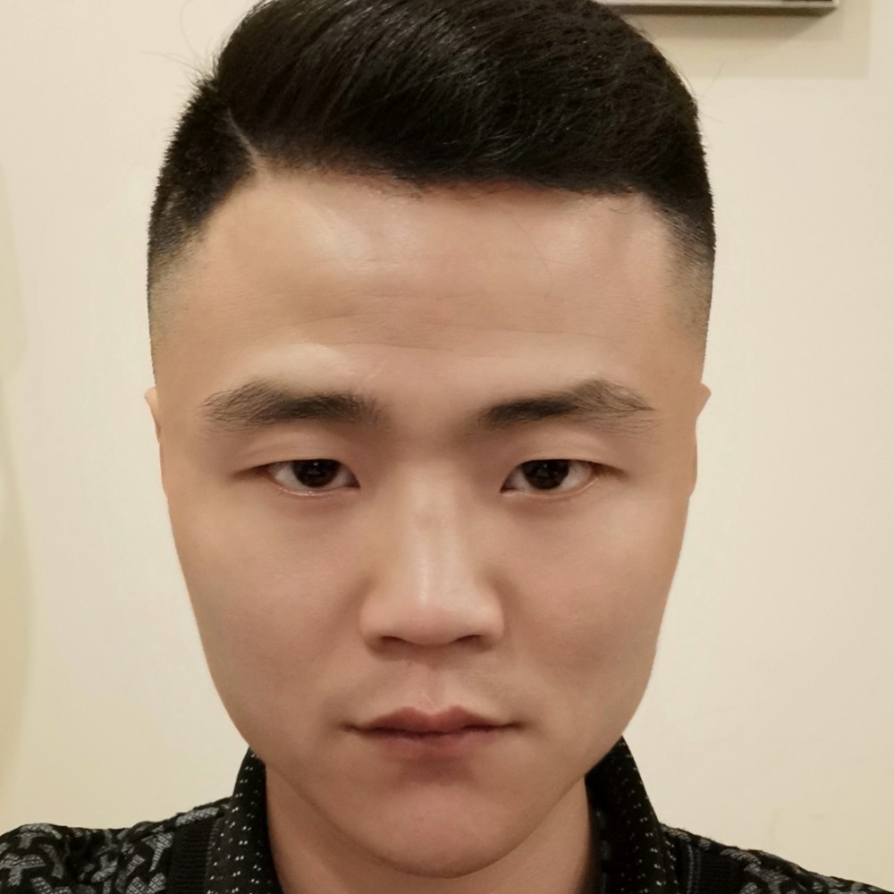 孤單深拥小松鼠的照片