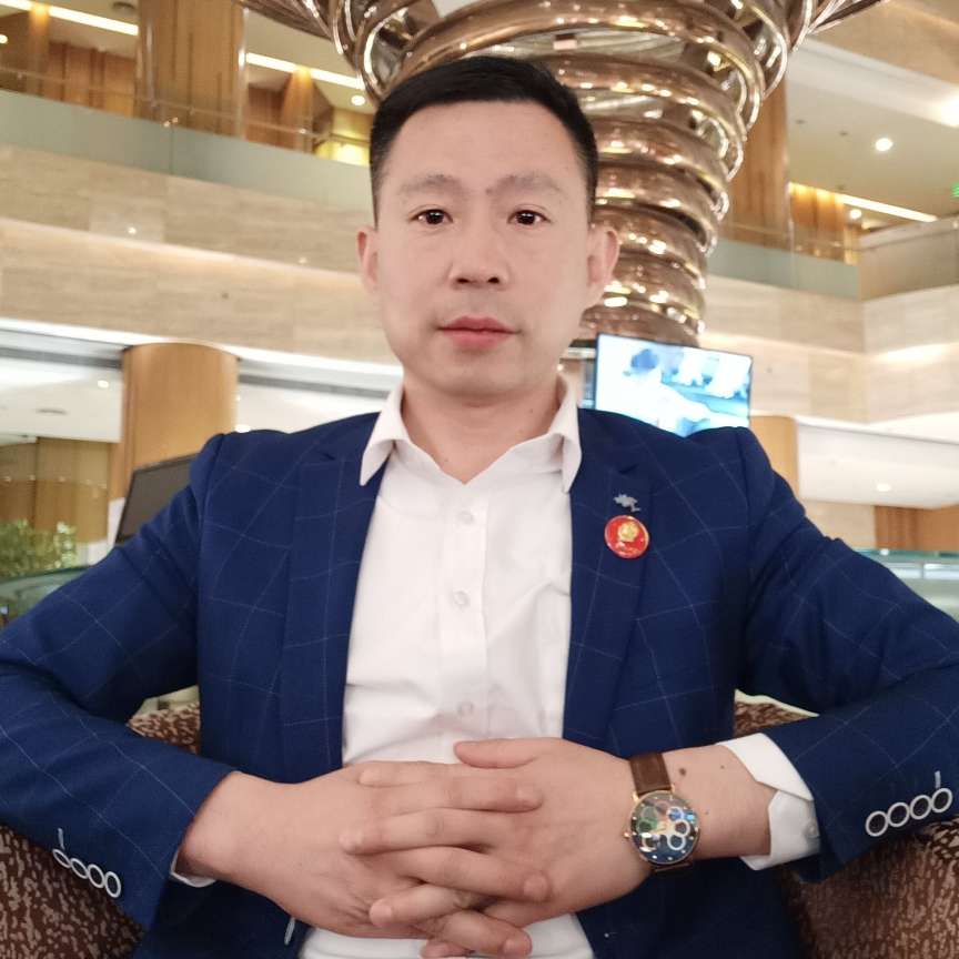 单身闻面包的照片