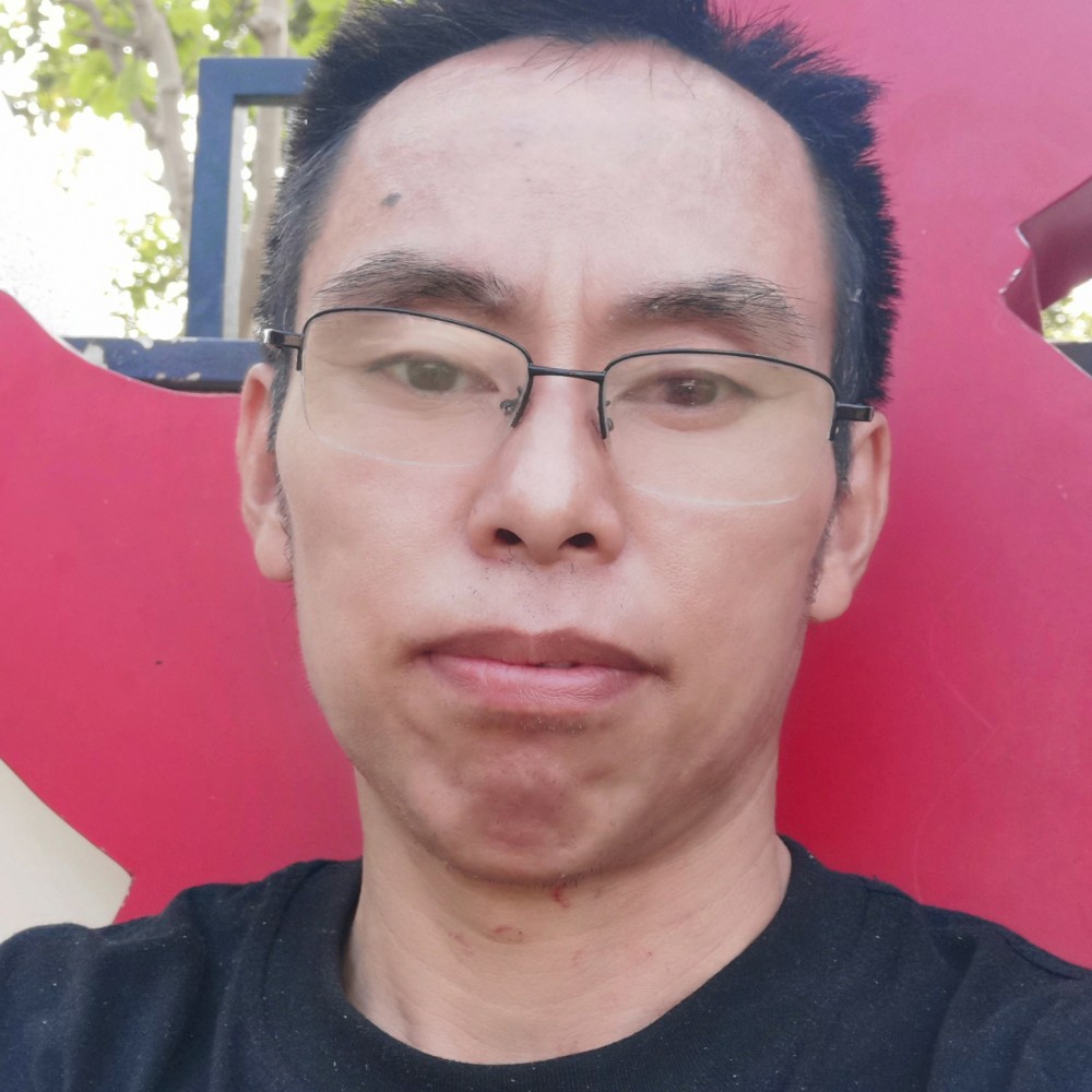 清脆深拥小松鼠的照片