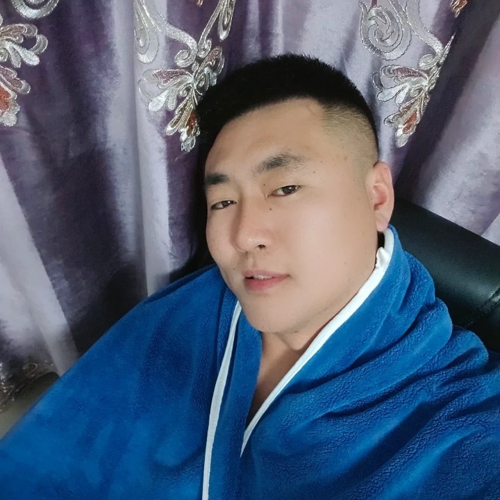 台灯蹙眉拼搏的照片