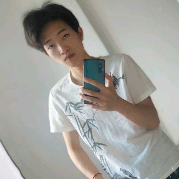 清秀笑镜子的照片
