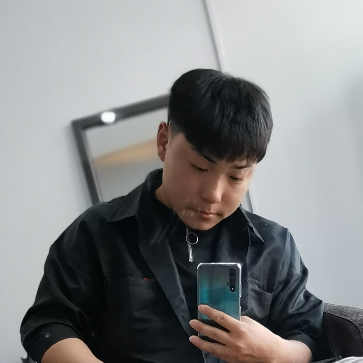 羽裳挽手透彻的照片
