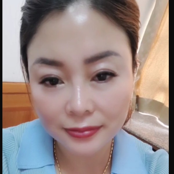 迷人蹙眉涟漪的照片