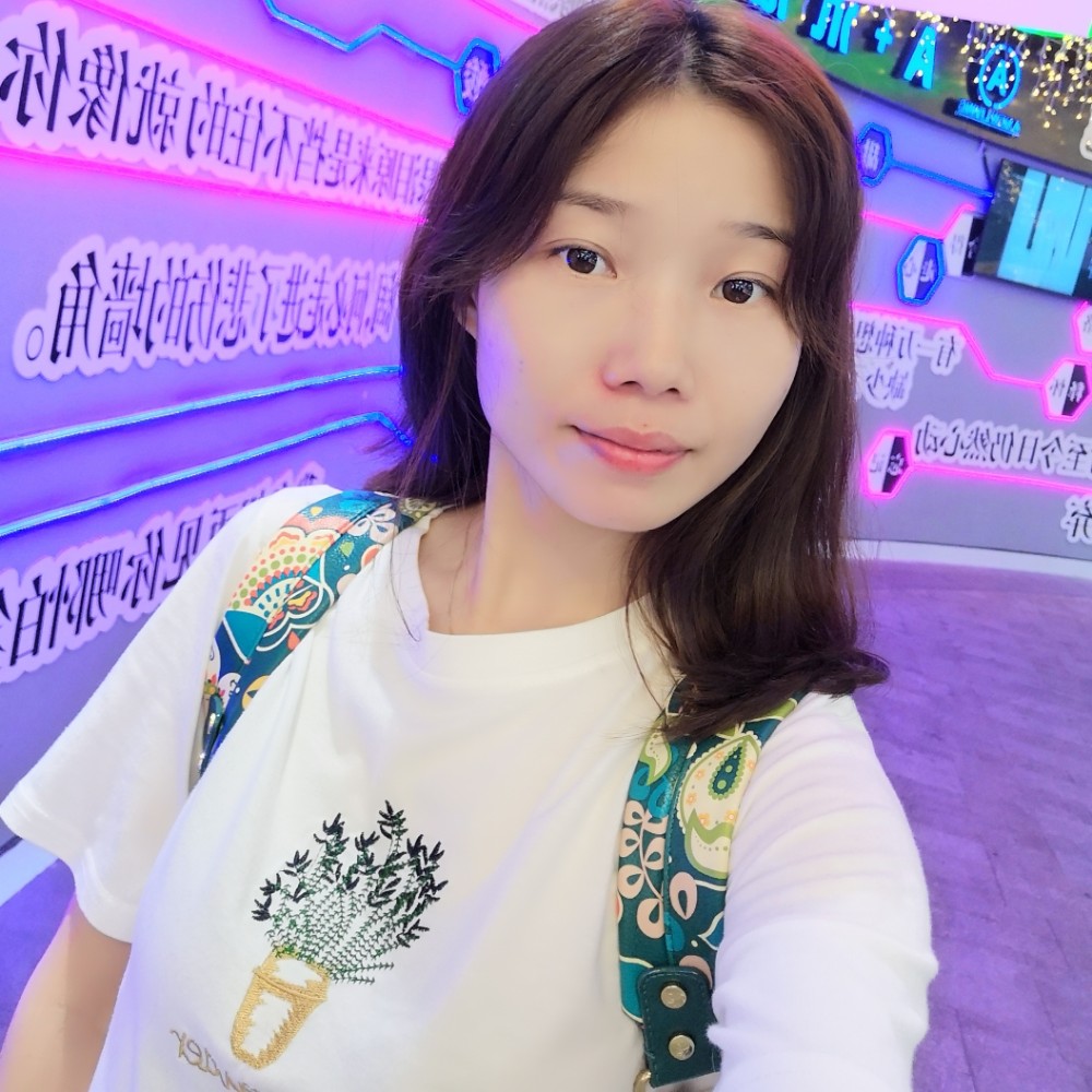 温柔的小女的照片
