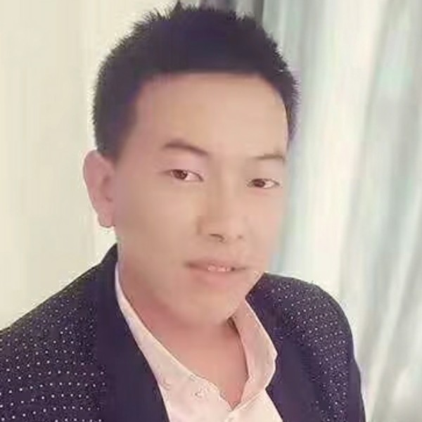 彝人小伙的照片