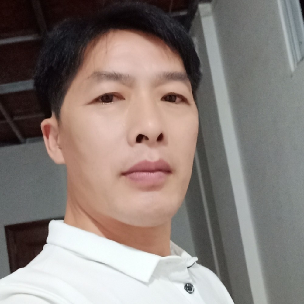 俏皮蹁跹滑板的照片