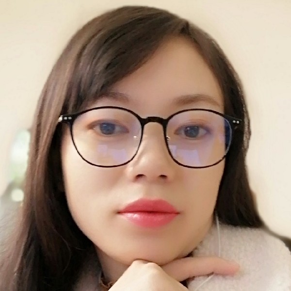 沉静的路人的照片
