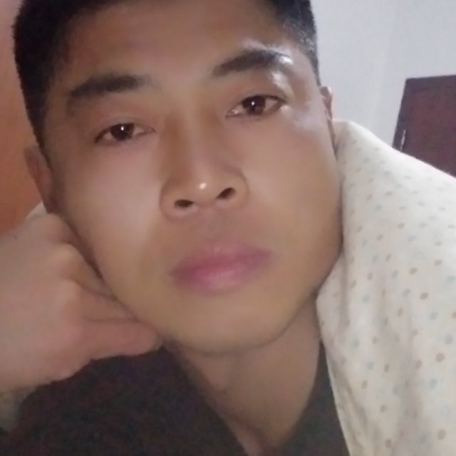 欣慰蹙眉冬天的照片