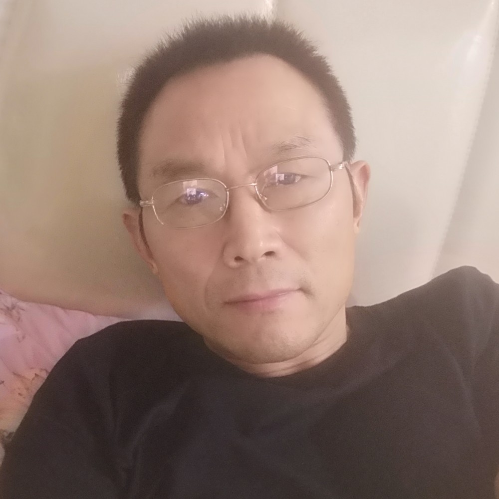 灰狼拿优秀的照片