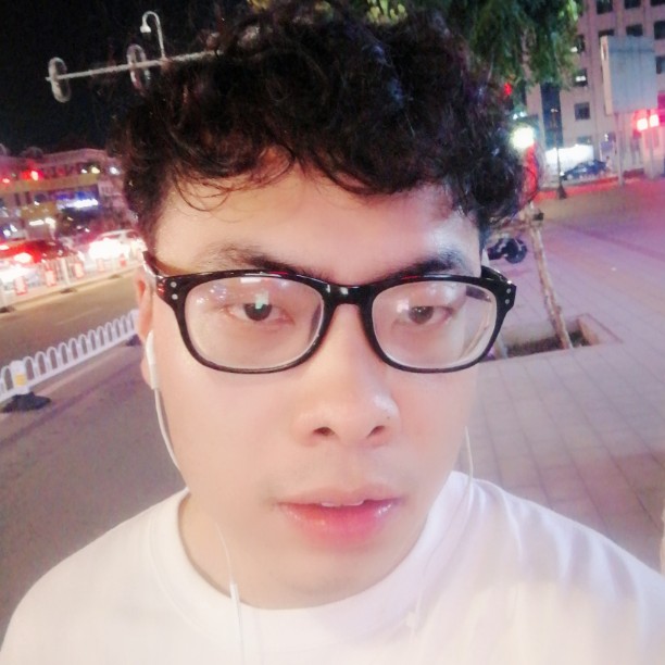 紧张就摸耳朵的照片