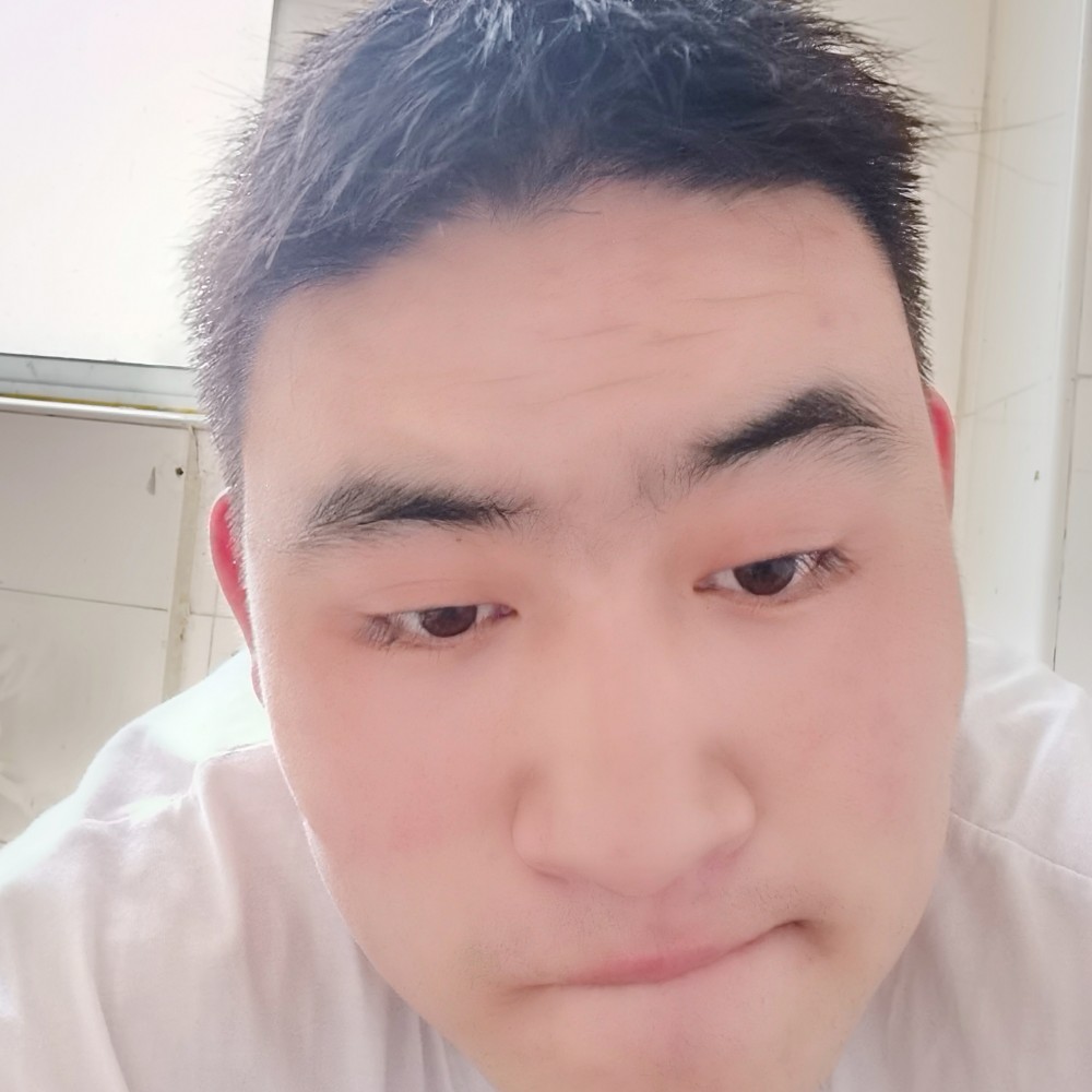 剪影蹙眉爱笑的照片