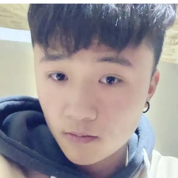 翩飞吃醋面包的照片