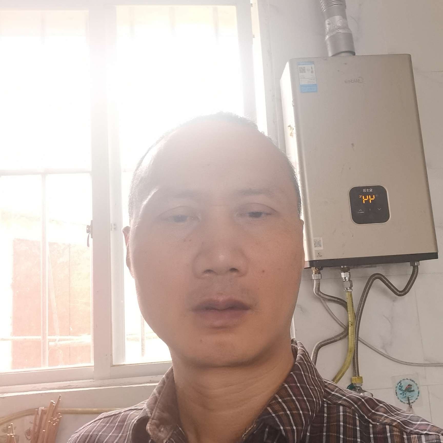 体贴拿衬衫的照片