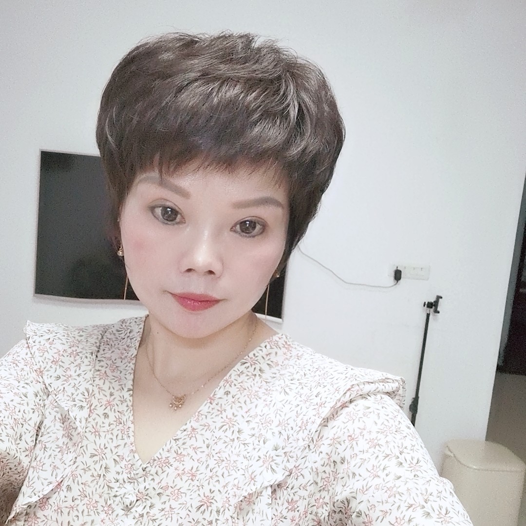 小蘑菇拿初夏的照片