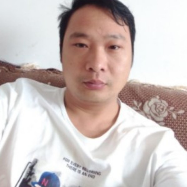 草丛笑稳重的照片