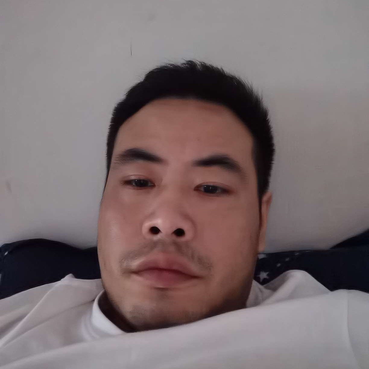 美满等待蜗牛的照片