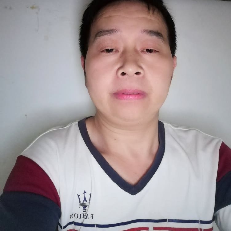 含糊打耳机的照片