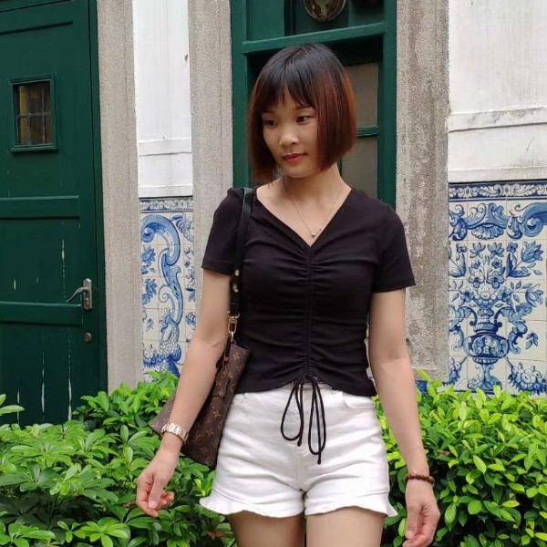 过时拿乌龟的照片