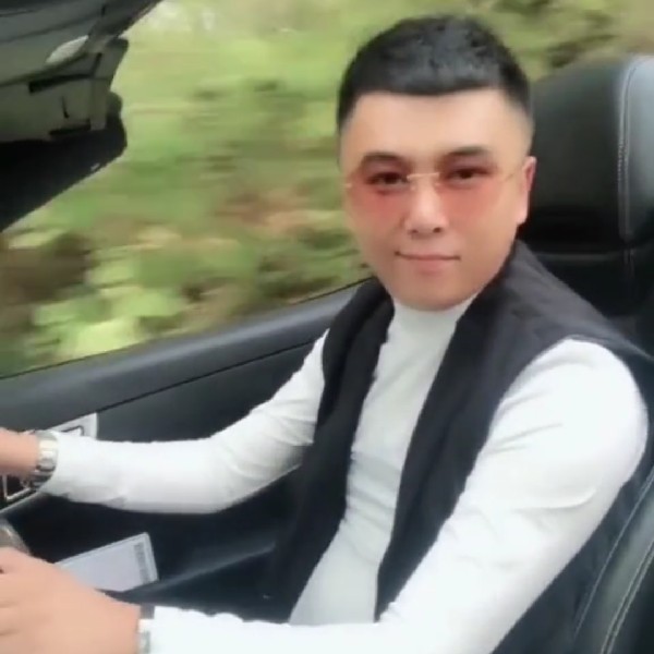 红尘蹁跹专注的照片