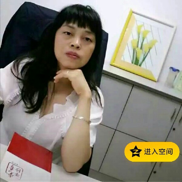 旗杆下的守望的照片