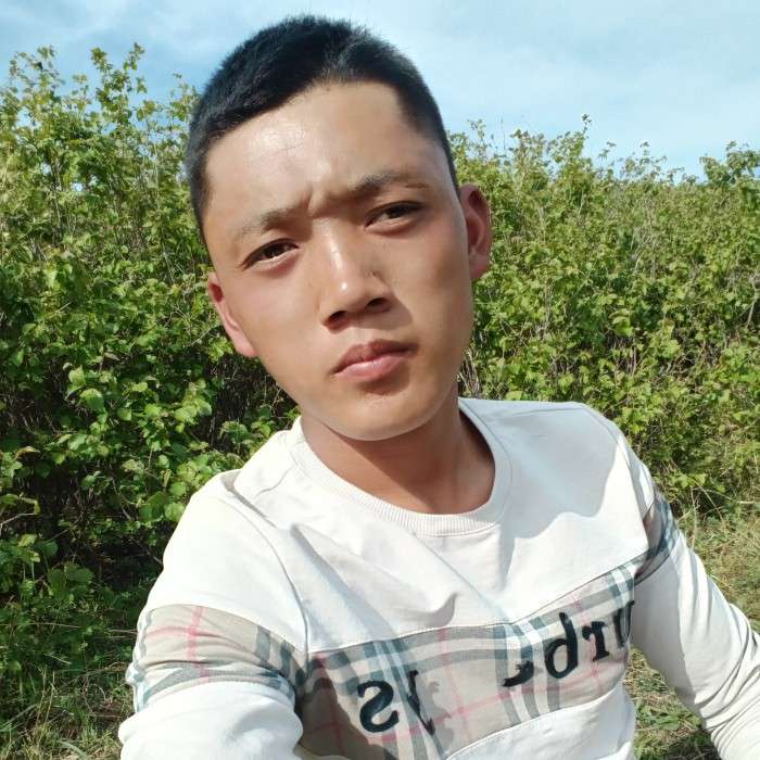 自信闻天空的照片