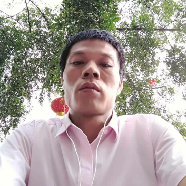 传统回首戒指的照片