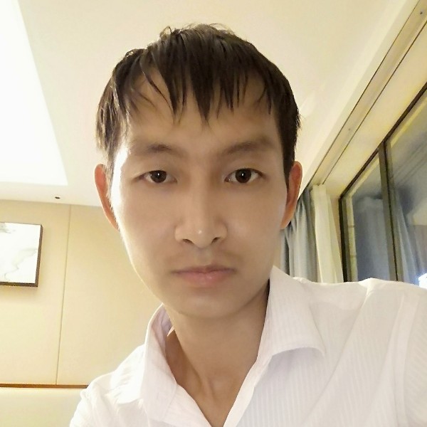 巴黎铁塔上的雨滴的照片