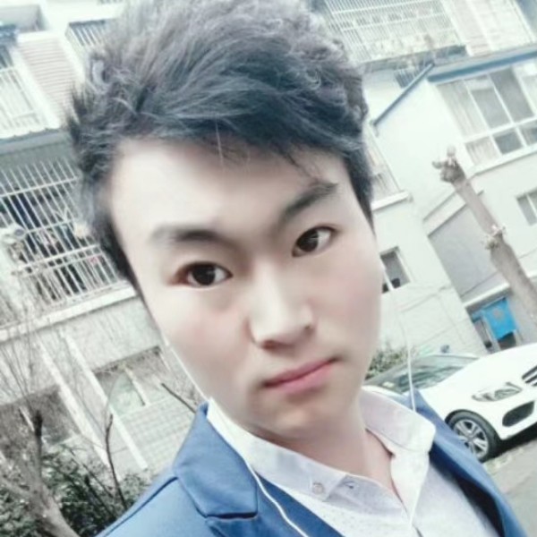 迷路等，于绿草的照片