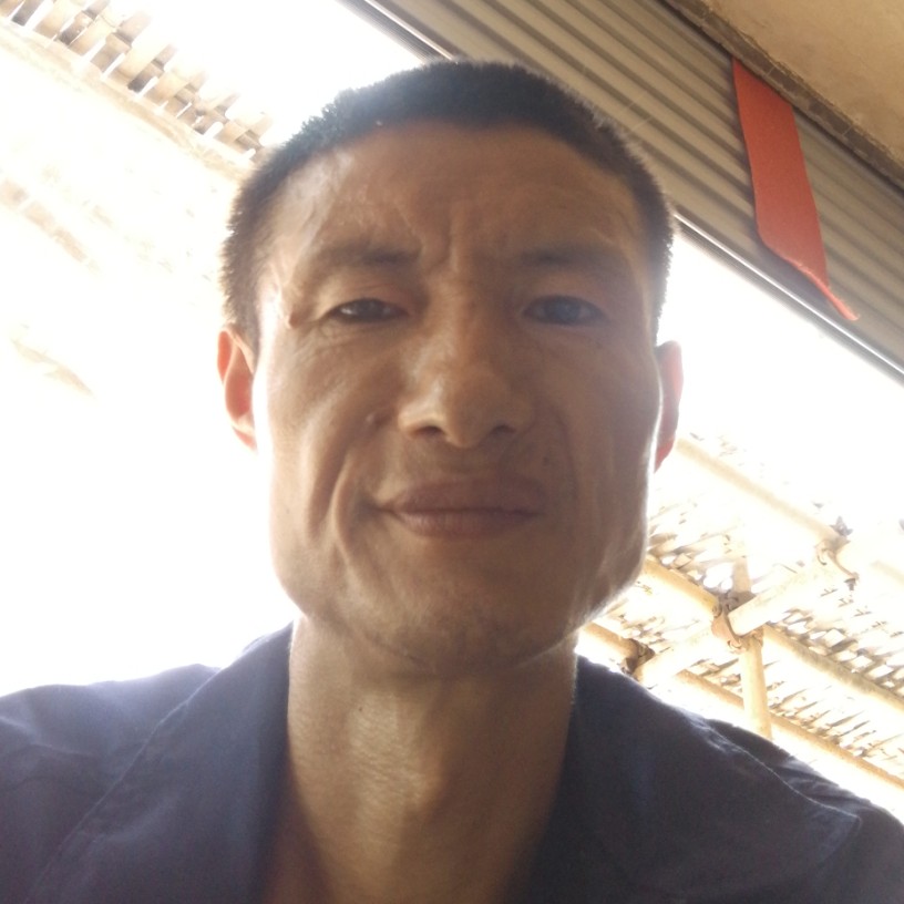 火车等待拉长的照片
