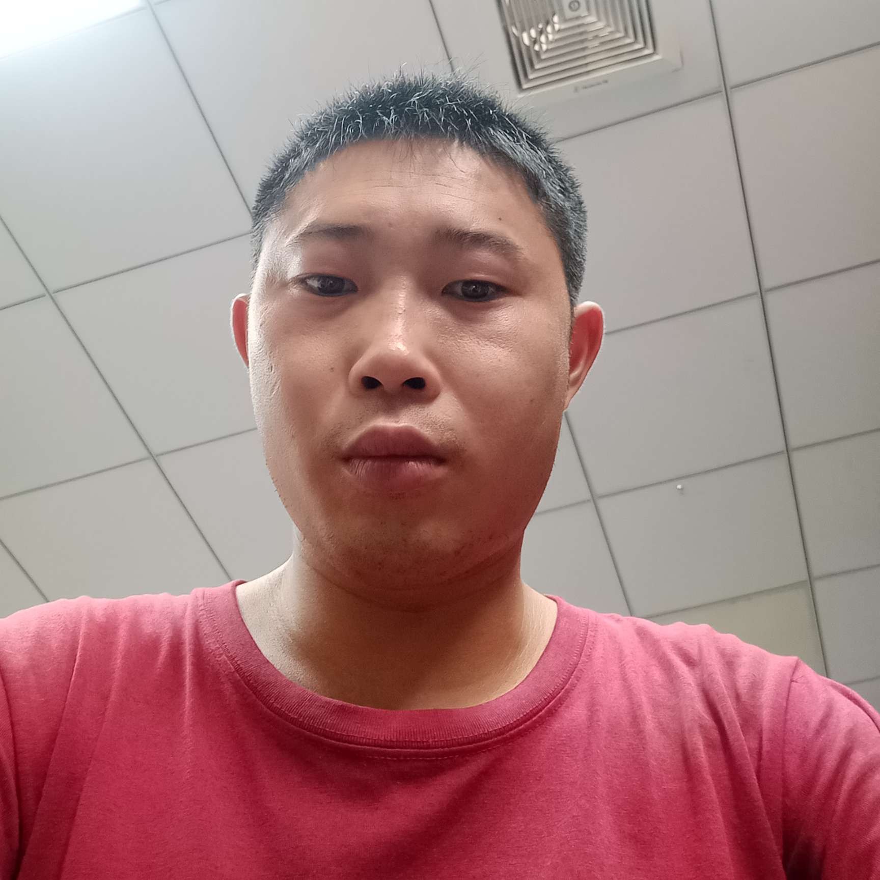 美好拿樱桃的照片