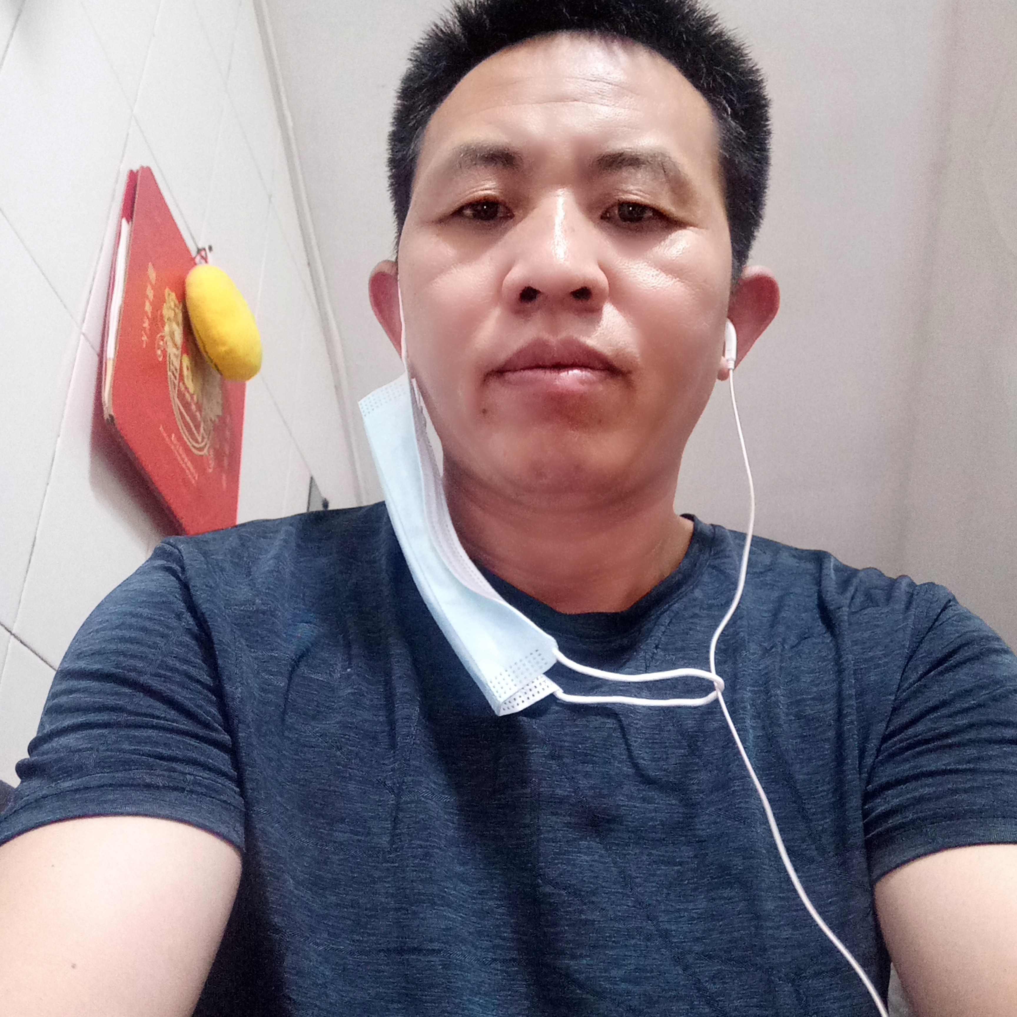 老虎回首细腻的照片