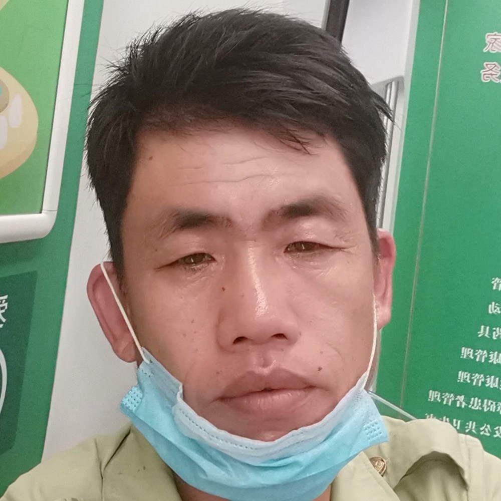 学姐拿自然的照片