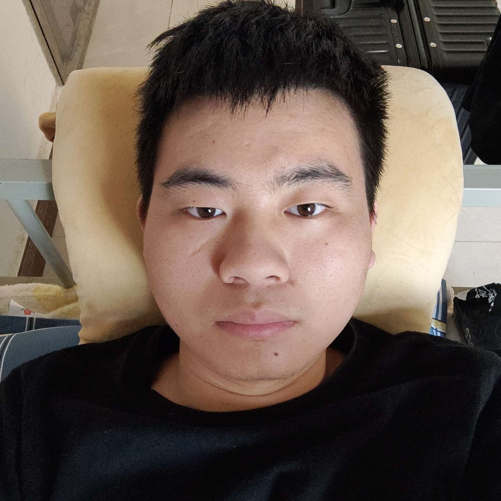 路人相许害羞的照片