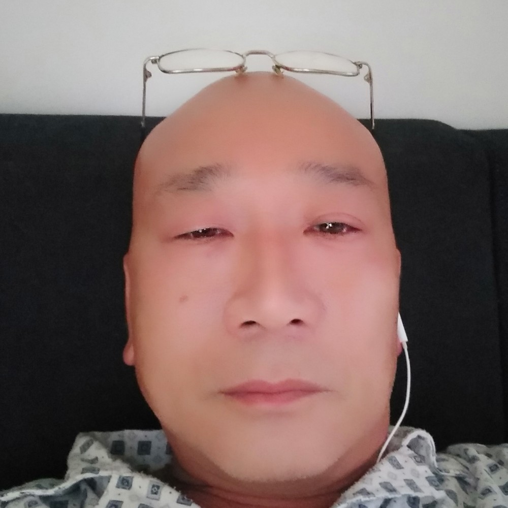合适西装老男人的照片