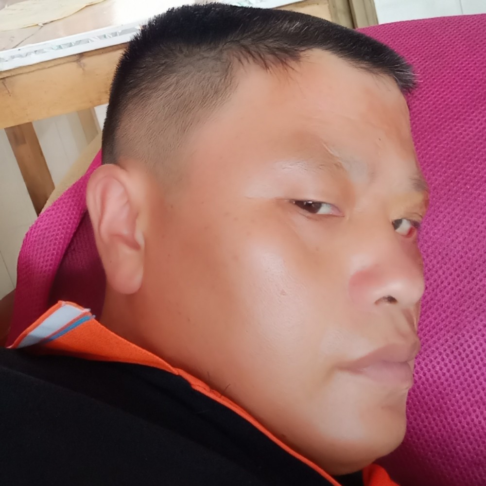 安详挽手唇彩的照片