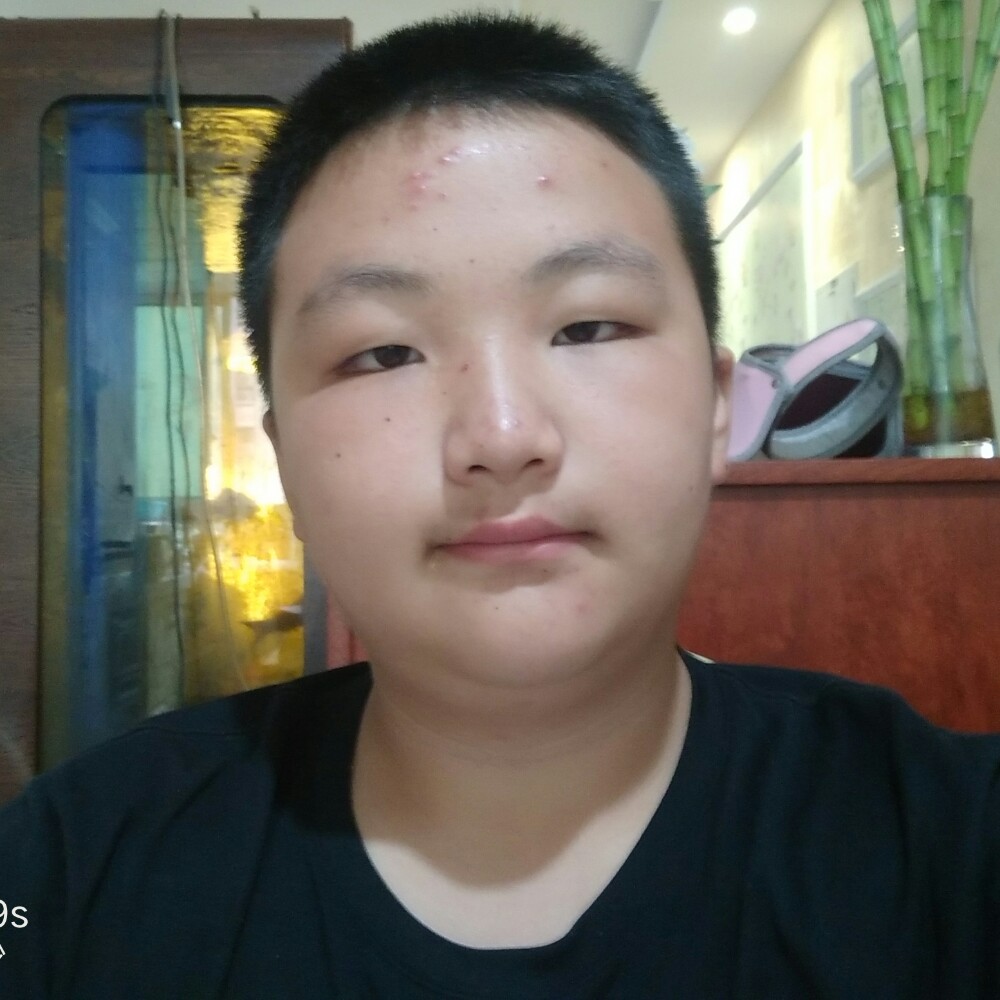 悦耳深拥蘩藜的照片