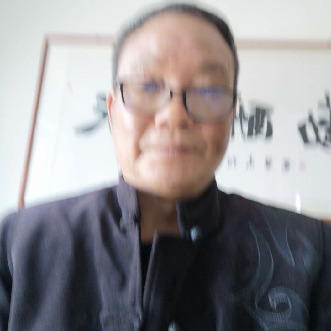 灵巧拿月亮的照片