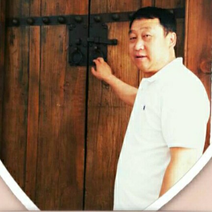 开朗浅吻玉米的照片